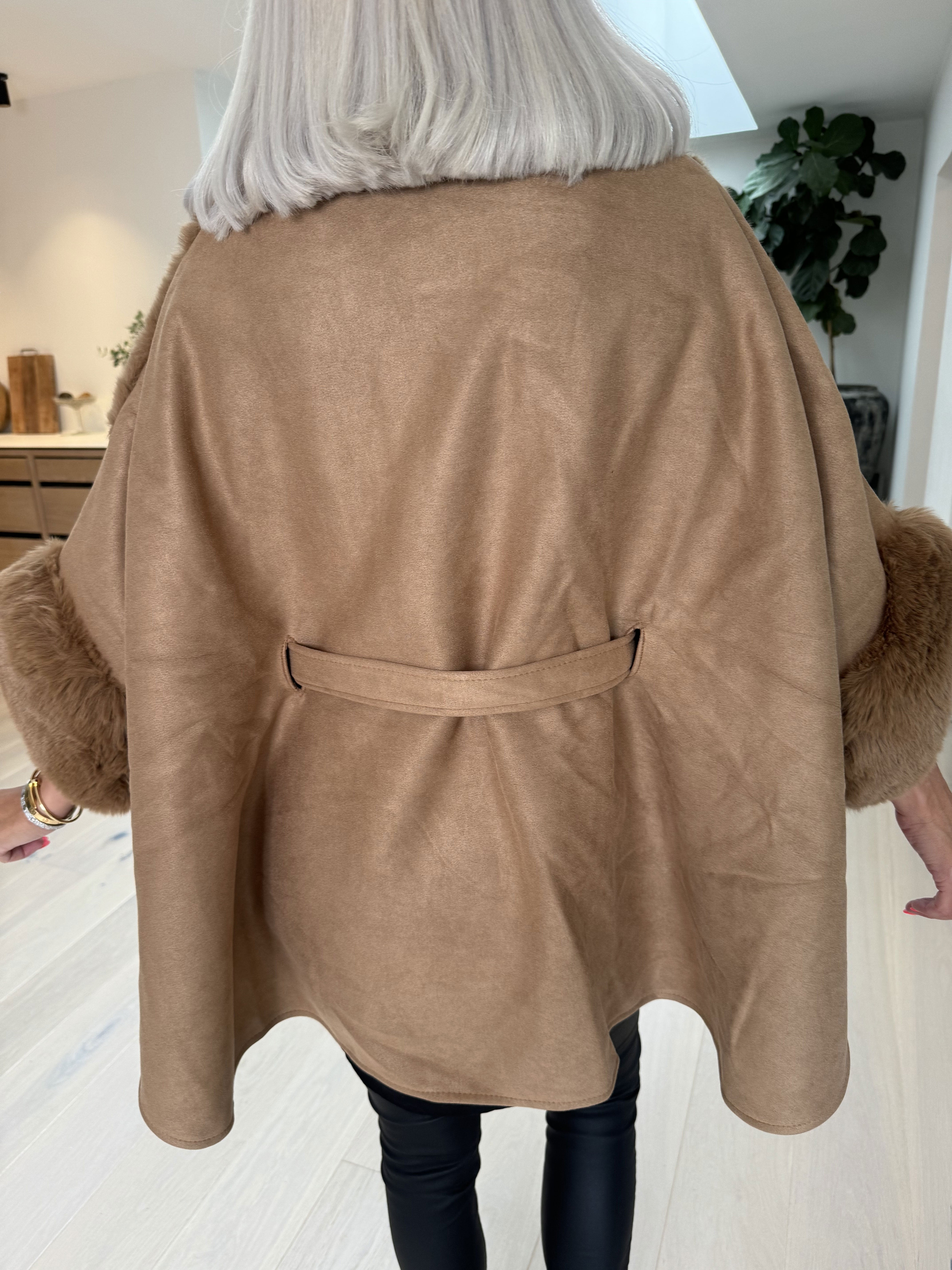 Cloud - Poncho med faux fur